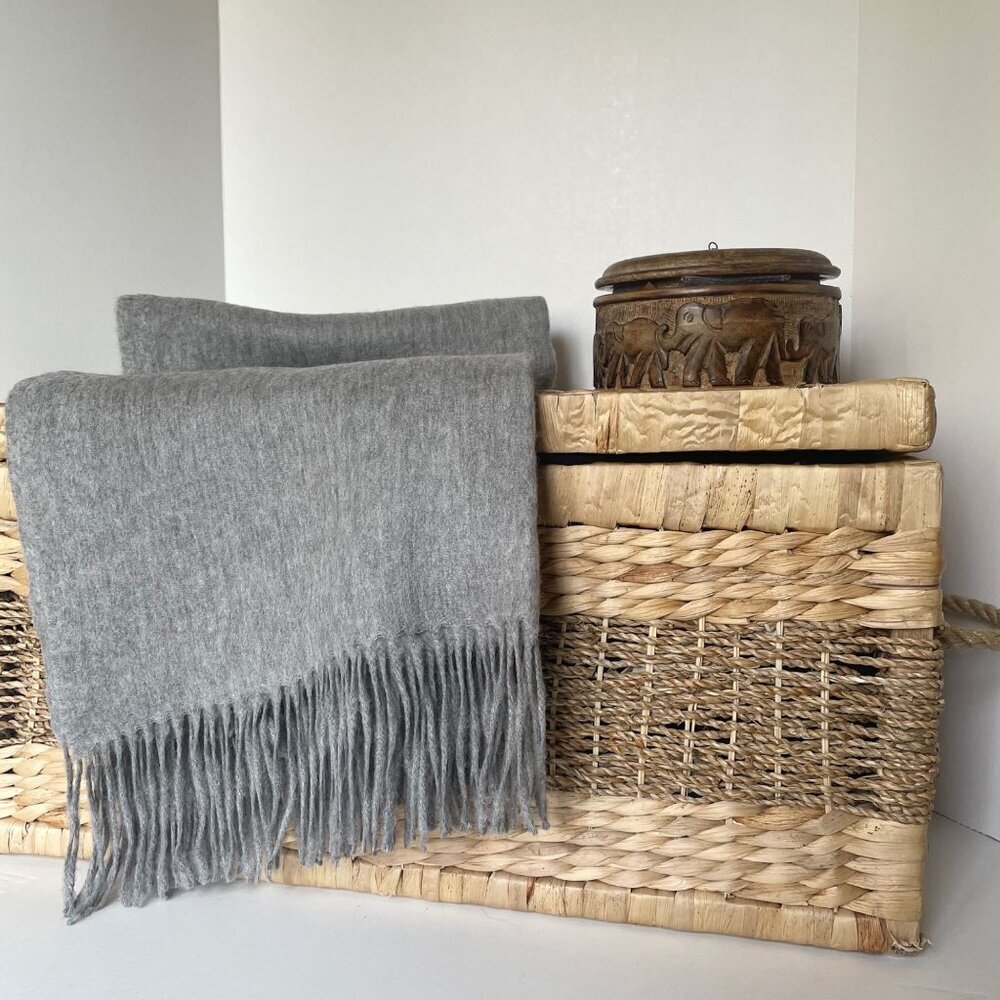 ARTZNL 100% Baby Alpaca Throw Blanket Heather Gray Large 71x51 Soft Lightweight - Picture 4 of 10